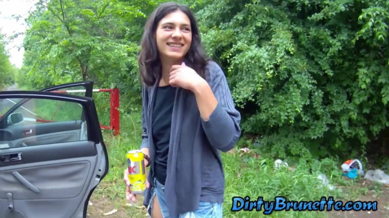 Dirty Brunette: Lång video av slampig fru suger kuk i bilen, suger...