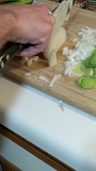 Döl pişirilmiş 3 pırasalı chili ile yağlı elle muamele