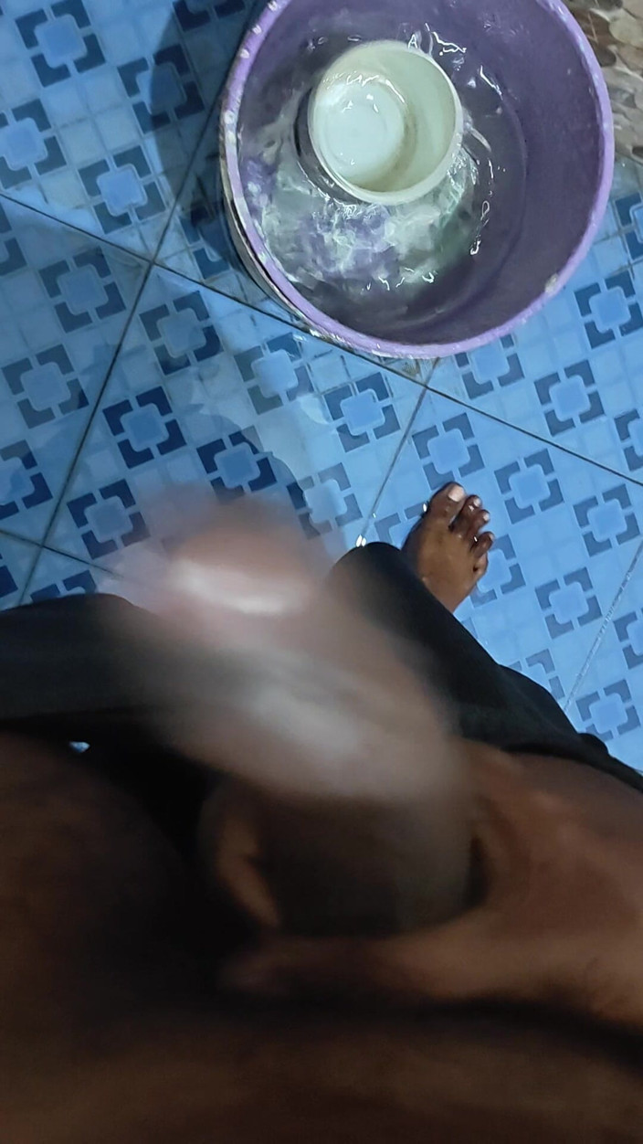 Tamil10inchesbbc: Tamil10inches buổi biểu diễn đi tiểu gợi cảm của BBC