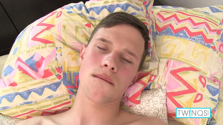 Twin Qs: Het pojke Aaron onanerar och kommer efter fingerknull!