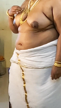 Indianka w tradycyjnej sukience, sesja zdjęciowa topless w biżuterii