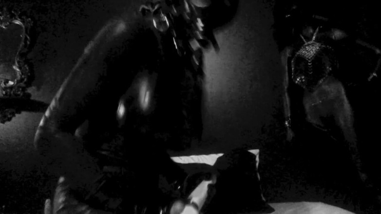 Kali Futa: Latex, analstab-masturbation