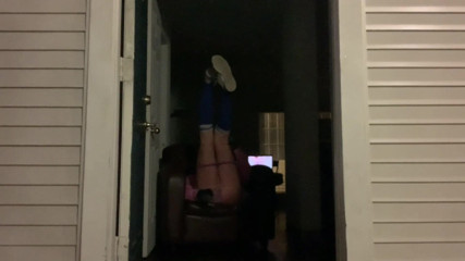 CindieLove: Heiße sissy-wohnungstür weit offen, fickt ihren arsch mit einem dildo,...