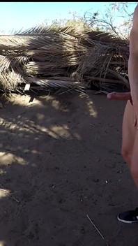Naturista fkk mettendo la protezione solare sul mio corpo nudo