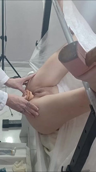 Bác sĩ phụ khoa đã sử dụng gel để kiểm tra người phụ nữ trẻ