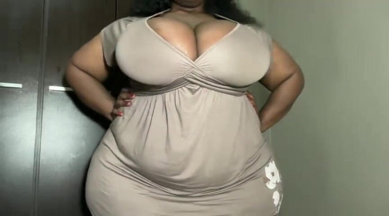 Legendary Booty Overdose: Awek montel hitam merintih memuaskan dirinya di atas katil