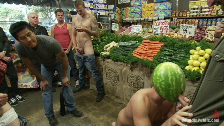 Bound in public: 壮男小偷被茄子插菊花，脸上满是精液