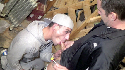 Crunch Boy: Seksi twink nick eğlenceli gizli seks için baba Iago tarafından...