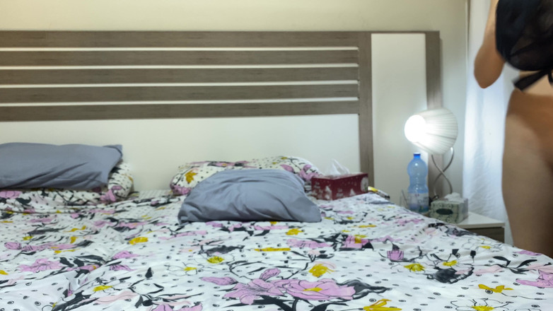 Jollyfuckingoldman: 继母在打电话时被抓到出轨后，所有的洞都被干了