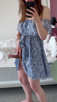 Hotel trans solo diversão em um vestido de verão