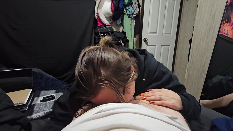 Funhousewife69: Приложил его задницу в постель, Лол бросил его на кровать, затем отсосал его душу, он передавал прямо