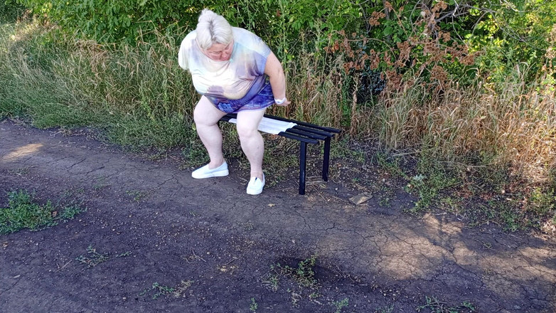 Zona901: Un vecino en el parque se desnuda y se masturba...