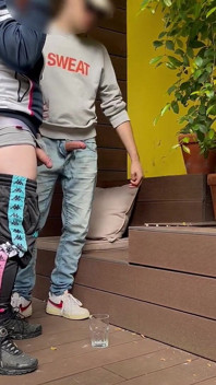2 लड़के गिलास में पेशाब करने की कोशिश करते हैं