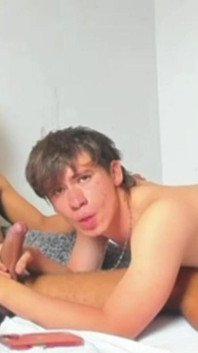 Můj kamarád mi kouří díru a nechá mě kouřit jeho péro, zatímco to dělá on