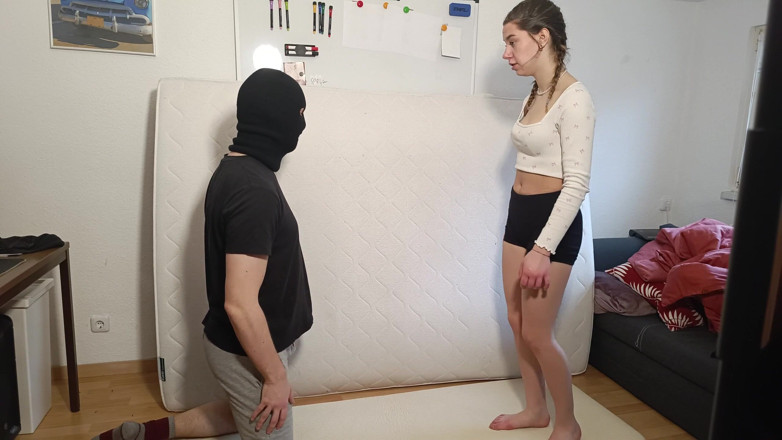 GermanBallsBusted: Жорстке лупцювання яєць босоніж