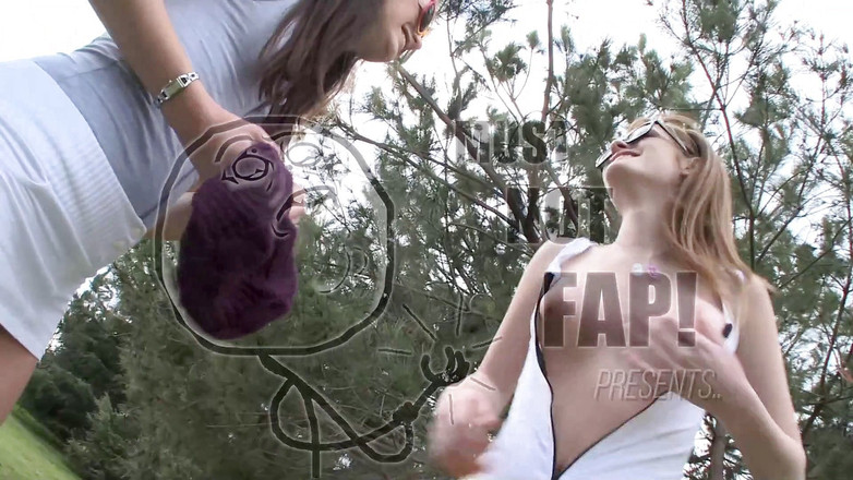 Leon Lambert Girls Twerk Parties CFNM: Dwie gorące seksowne ciasne cipki cheerleaderki bawią się po zajęciach...