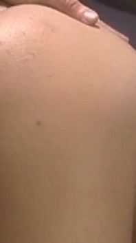 Une brune excitée doigte et lèche sa chatte mouillée