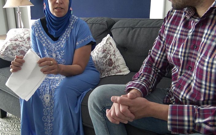 Souzan Halabi: Mujer musulmana da chupada de culo durante entrevista de trabajo