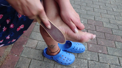 Hot-Pussy66: Outdoor foot care on the left foot