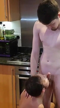 Deux Jeunes Mec Sbiasent Dans La Cuisine