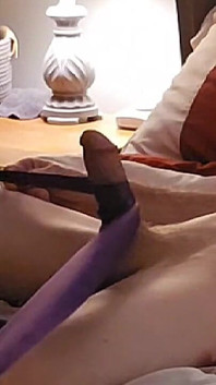 Morlu bayanla şehvetli ve eğlenceli yatak odasında seks