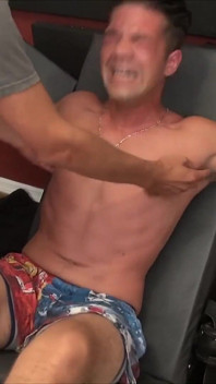 Un tip american sexy este gâdilat în rai - dominare pură cu gâdilare homosexuală! - Dd_770