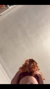 我喜欢徘徊在你脸上，戏弄你，然后坐在你脸上
