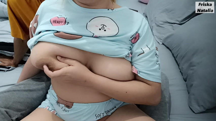 The Pleasure of Smooth Big Chest Squeeze (Friska Natali) The Pleasure of Smooth Big Chest Squeeze (Friska Natali)