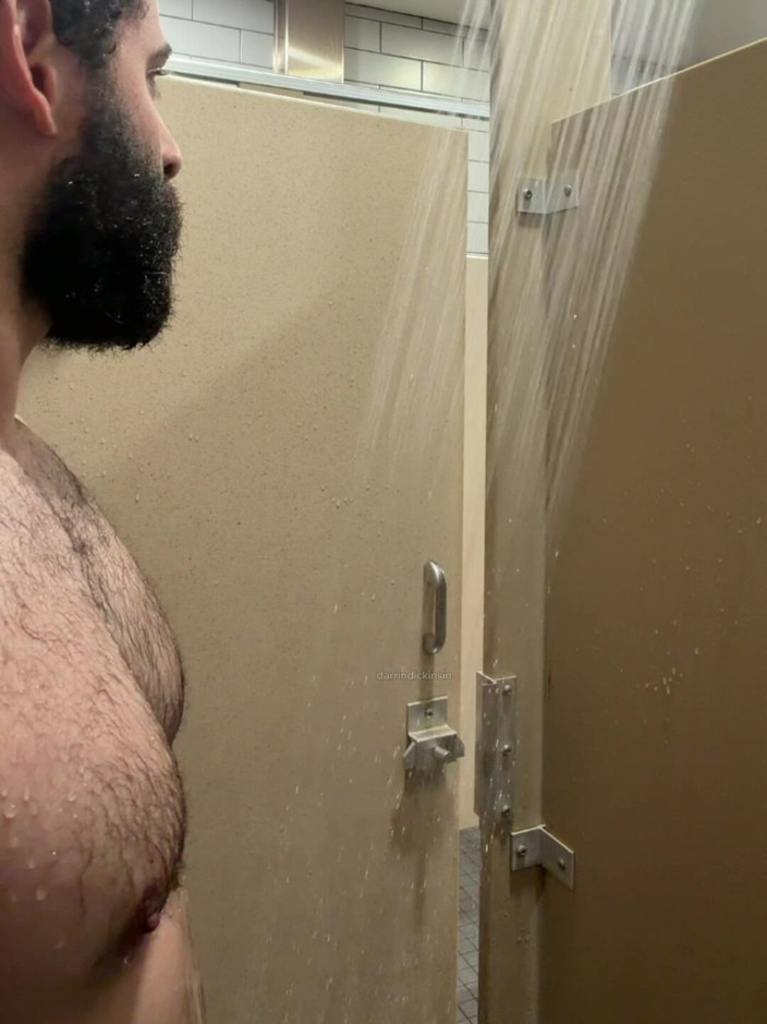 mascbeef95: Muscle Bearded Fella Caught in Showers