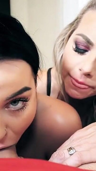 Vicky Vette partage une bite de mari avec sa coloc