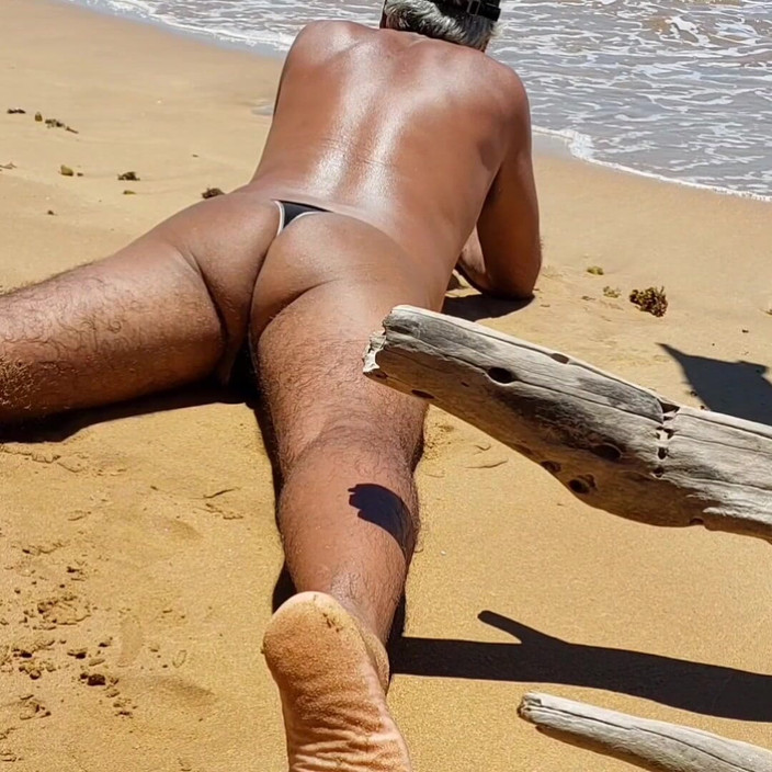 Ladysilvas: Ladysilva di pantai dengan pantat bahenol lagi berbaring di pantai