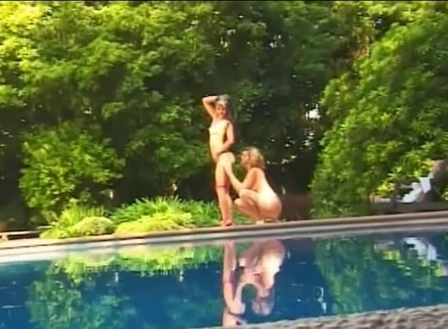 Lesbo Tube: Дві гарячі лесбіянки облизують кицьки на вулиці