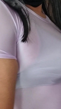 Vacker och sexig skir spandex topp och svart bh med spetsiga bröst