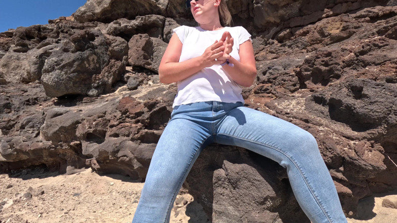 Emma Voyeur: Casual Beach pee - джинси змочують на відкритому повітрі