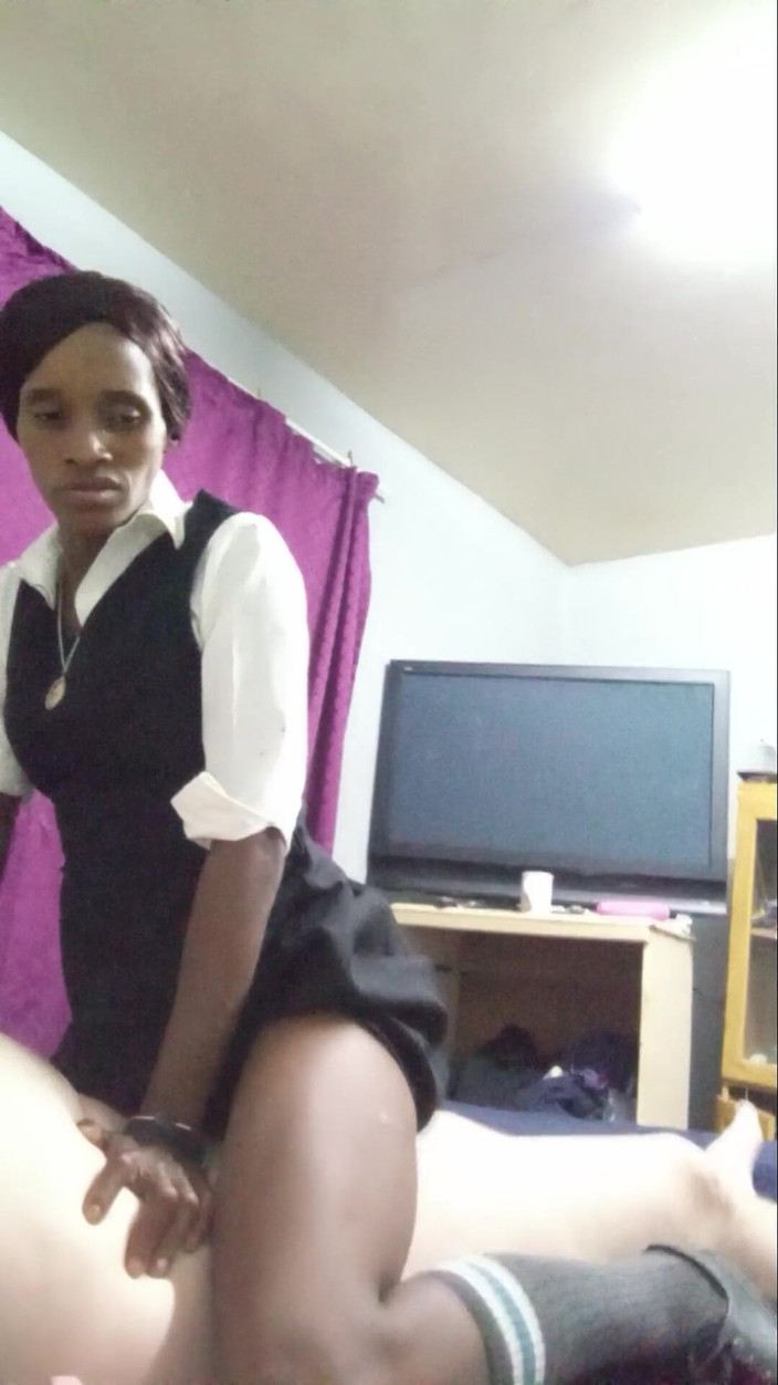 hothouse18xxx: 18 anos, menina da escola com tesão, chupa e cavalga...