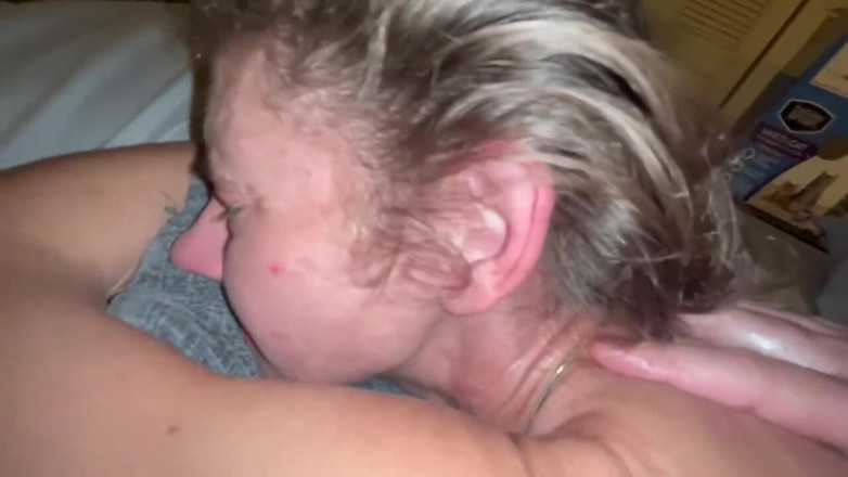 J13D75: Ich habe dieser nutte eine schwanzmassage gegeben