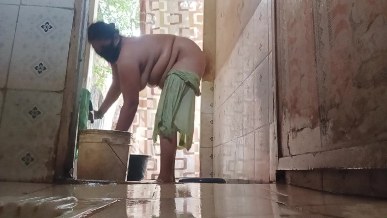 Desi_bhabhi121: 性感人妻与浴室开放视频