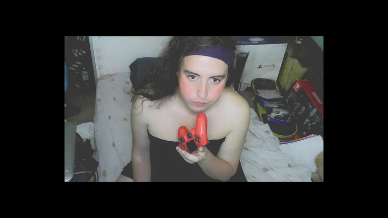 Ruby Stars: Nettes transvestit-mädchen, schöne augen und gesicht. Einen playstation-controller küssen, lecken...