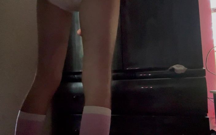 Sissy cumslut in training: बहिन डिल्डो चूसती है