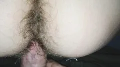 Sopir bus menyetubuhi gadis memek berbulu sementara tidak ada orang di bus dan memberinya kontol untuk mengisap