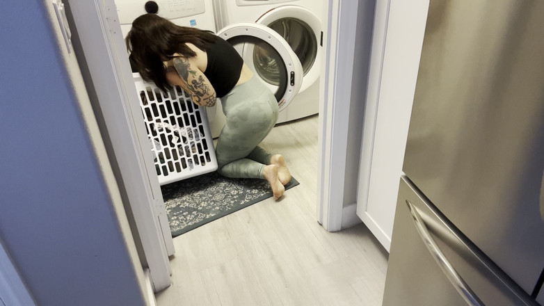 Lenna Lux: 건조기 안에 갇힌 룸메이트