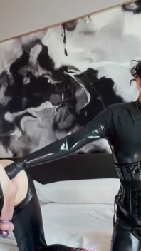Sesi fisting dominatrix lateks