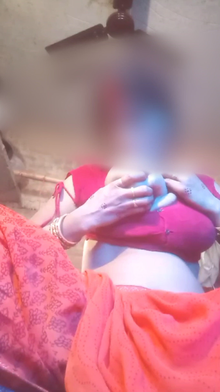 jayabhabhi: Bhabhi Kampung India buatan sendiri membuat video