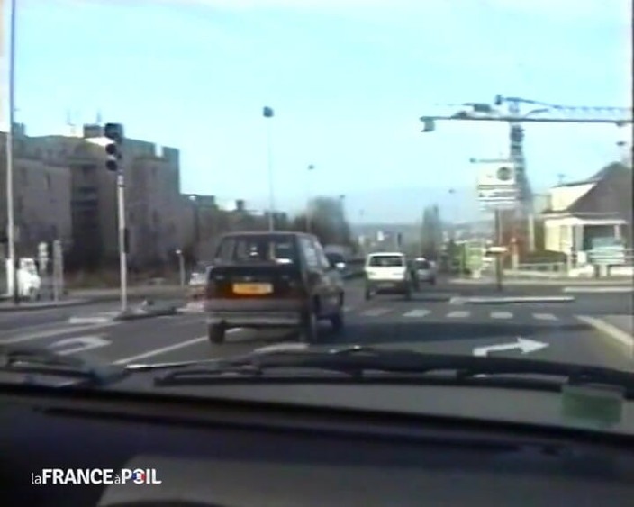 French Wives Offered: O plimbare cu taxiul care se termină într-un sexy în trei