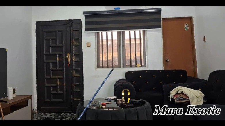 Mara Exotic: Gorda rabuda ébano milf limpando nua