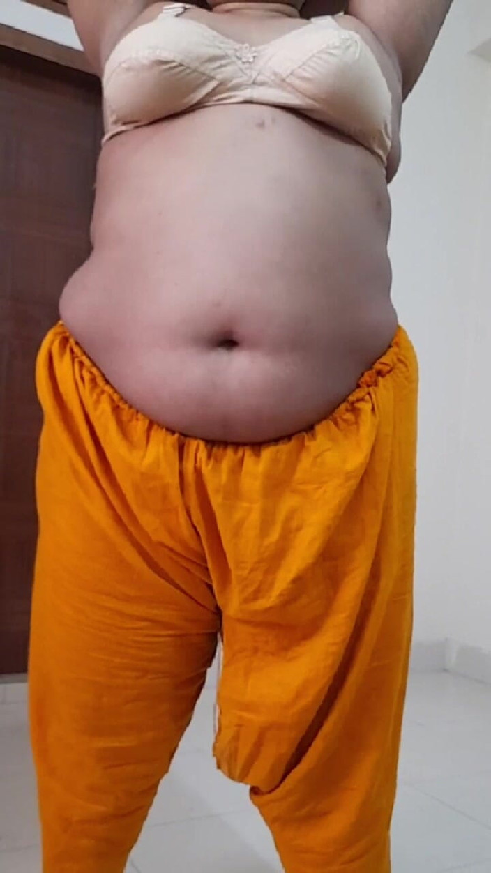 Aria Mia: Indická macecha ukazuje její prsa v hotelu