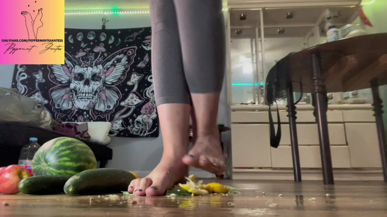 Peppermint Giantess: Größe 16 barfuß früchte zerquetschen riesin zerstörung