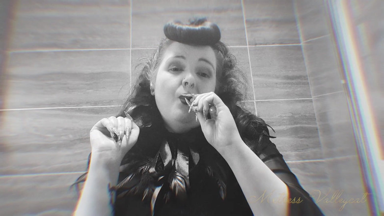 Mxtress Valleycat: Vape Cloud Oblivion