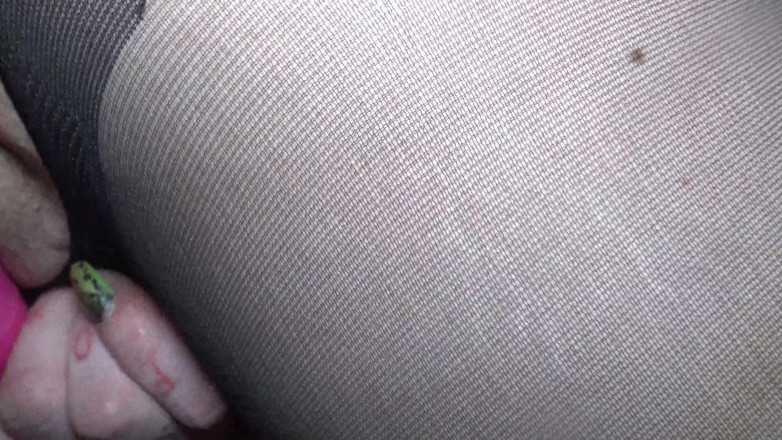 Foxy Sanie: Dogie face-mask solo and cum ice-cream drill