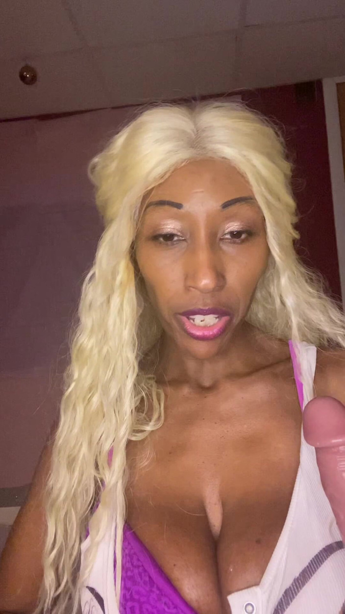 Tatiannasweets: 다른 소녀들보다 자지/딜도를 빨아주는 금발?